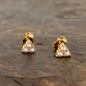 Tiny pearl gold stud earrings, dainty pearl earrings, minimal gold earrings, gift , pearl ear studs