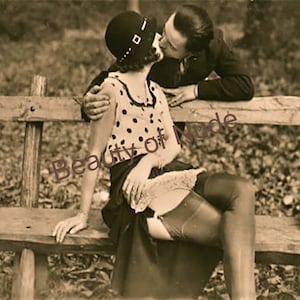 Couple in love print vintage, The art of light touch