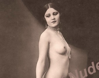 Fille nue en perles, impression boudoir des années 1920