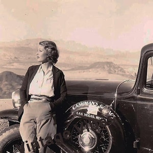 Glamour di Las Vegas anni '30, donna con auto d'epoca, esploratore del deserto d'epoca