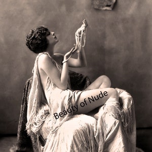 Halb angezogene sitzende Frau, 1920's sinnliches Flapper Girl