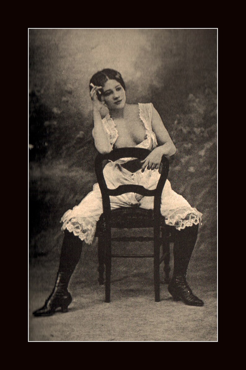 Half Dressed smoking woman Vintage of 1920/'s