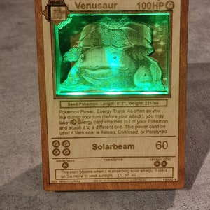 carta pokemon in legno realizzata con più strati di legno con luce colorata