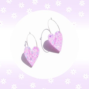 Brincos de argola pendentes em formato de coração e glitter pastel | Brincos de declaração | Brincos de flores | Brincos de glitter | Brincos de resina | Roxo | Presente