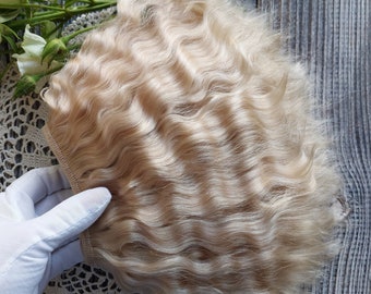 Mohair weft. Light gold. Mohair doll hair organic.