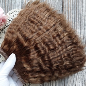 Mohairträns. Kastanj. Dockhårträns. Naturliga lockar