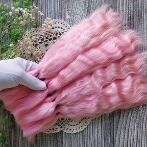 Pode incluir: Um pacote de extensões de cabelo ondulado rosa. O cabelo é macio e fofo, e é perfeito para adicionar comprimento e volume ao seu cabelo.