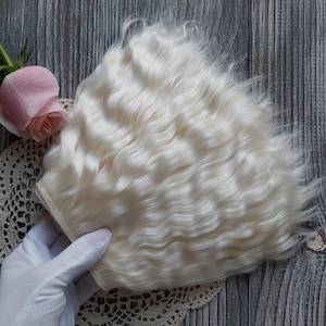 Trama de mohair. (Rubio) Cabello de muñeca de mohair. Cabello de muñeca. Trama Hebras de mohair Mechón de mohair Rizos de mohair Cabello de renacimiento Peluca de mohair Peluca bjd Cabello natural