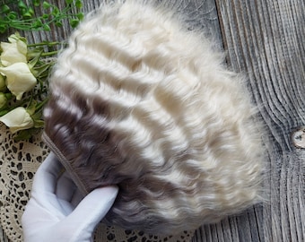 Mohairväv. Askfärgade ljusare ändar. Mohairtrådar. Mohairlock.