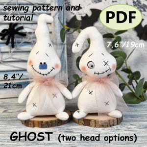 Può includere: Due bambole fantasma in tessuto bianco con tratti del viso cuciti, guance rosa e nastri da collo in tulle rosa. Il fantasma più alto misura 21 cm e quello più basso 19 cm. Il testo include sewing pattern and tutorial, PDF e GHOST.