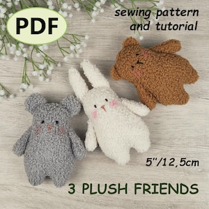 Op de afbeelding: Drie knuffels waaronder een grijze muis, een wit konijn en een bruine beer, elk met geborduurde gelaatstrekken en roze wangen. De afbeelding bevat de tekst PDF, sewing pattern and tutorial, 12,5cm en 3 plush friends.