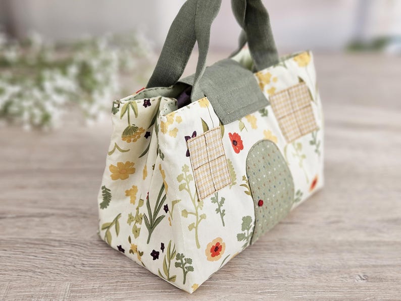 Inside of dollhouse fabric bag with bedding set, quilted lining and inner pocket