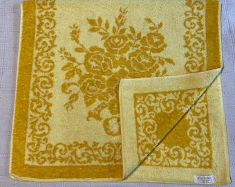 Vintage 1970s Dundee Golden Crown Co-ordinate Terrycloth Bath Towel -- Golden Rod and Yellow Reversible Floral Pattern. In Great Condition!