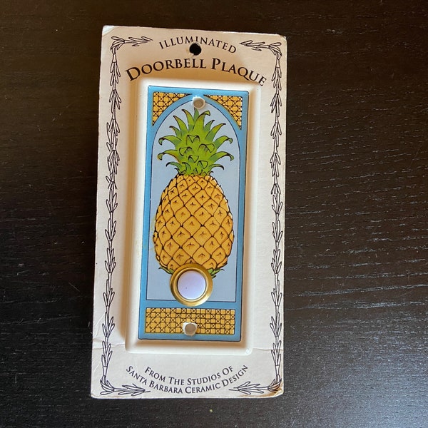 Beleuchtetes Türklingelschild im Santa Barbara-Keramikdesign aus den 1990er Jahren – Ananas mit blauen Akzenten – im Paket mit sämtlicher Hardware