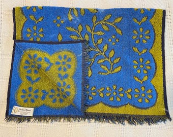 Vintage 1970s JCPenney Fashion Manor Sculpted Terrycloth Hand Towel -- Reversible Avocado Green and Medium Blue -- Upcycle or Use As-is!