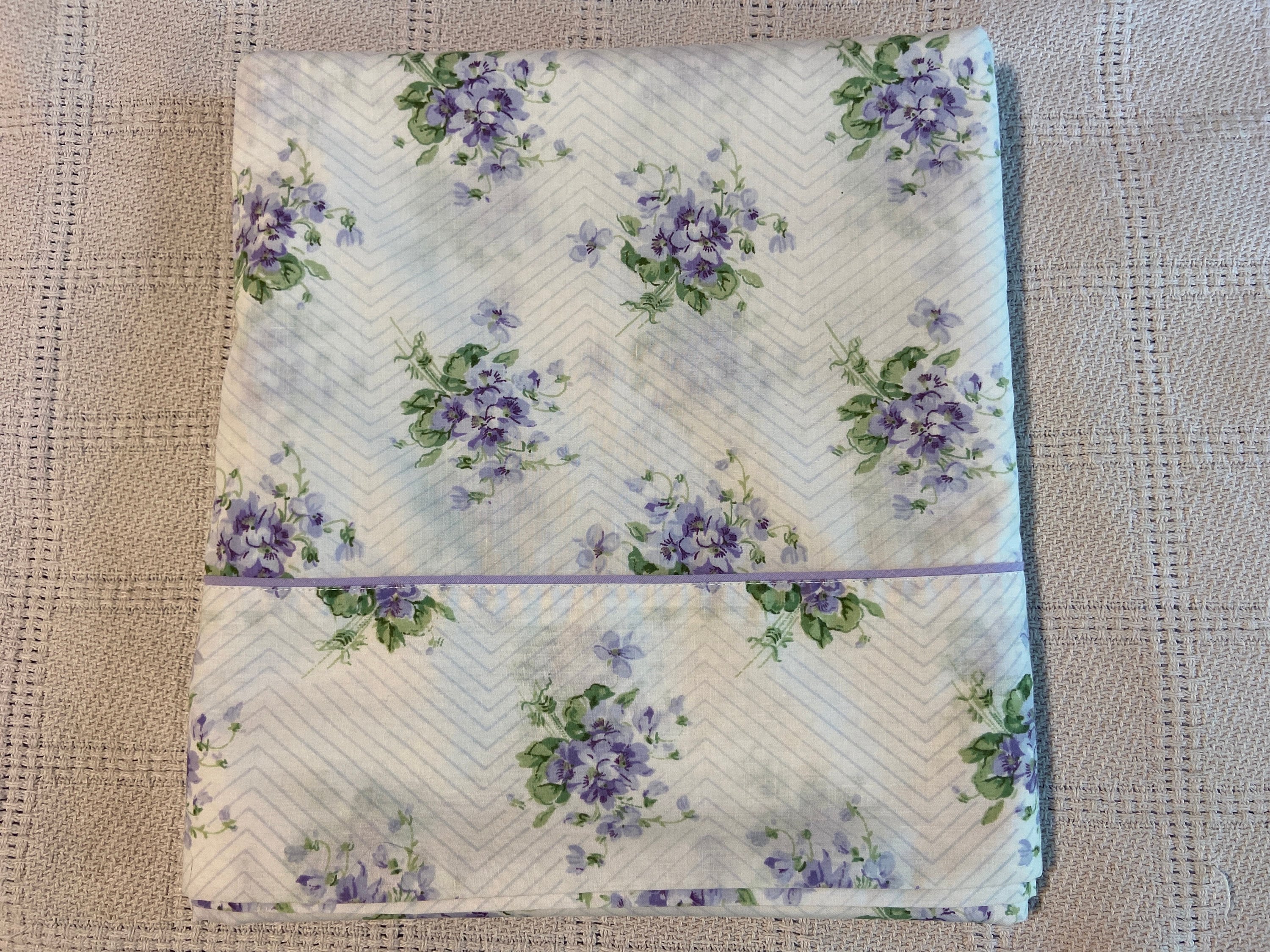 Vintage 1970s Twin Flat Sheet from Martex / Westpoint Pepperell -- Light Purple Violets with Greenery / Sweet Lavender Piping on Top Hem!
