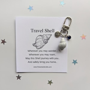 Travel gift, grey shell keychain, personalised bag charm, birthday gift idea for a friend, lucky charm, porcelain shell, travel shell