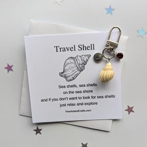 Travel gift, cream shell keychain, personalised bag charm, birthday gift idea for a friend, lucky charm, porcelain shell, travel shell