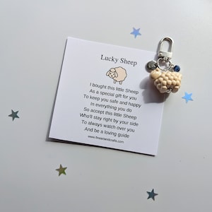 Oveja de la suerte, regalo de la suerte, llavero, amuleto de bolso personalizado hecho a mano, idea de regalo de cumpleaños para un amigo, amuleto de la suerte, oveja de porcelana