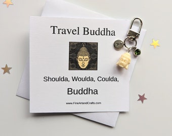 Creme Travel Buddha Schlüsselanhänger, Geburtstag Geschenkidee für einen Freund, Glücksbringer, Positivität Geschenk, Lucky Buddha Geschenk, personalisiert, spirituell,