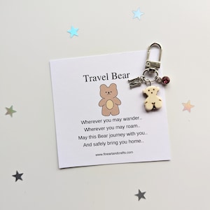 Reisebär, personalisiertes Geschenk, Bären-Schlüsselanhänger, Teddybär-Schlüsselanhänger, Bären-Taschenanhänger, Geburtstagsgeschenkidee, Glücksbringer, Teddybär-Geschenk