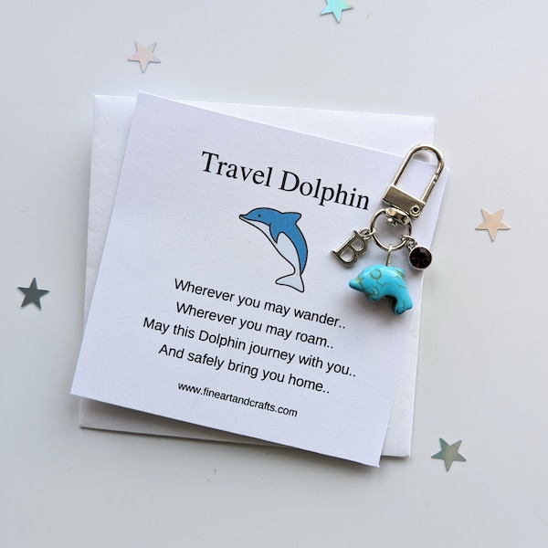 Puede incluir: Un llavero de delfín azul con un dije y un pequeño dije de delfín azul. El llavero viene con una tarjeta que dice "Travel Dolphin. Wherever you may wander... Wherever you may roam... May this Dolphin journey with you... And safely bring you home... www.fineartandcrafts.com"
