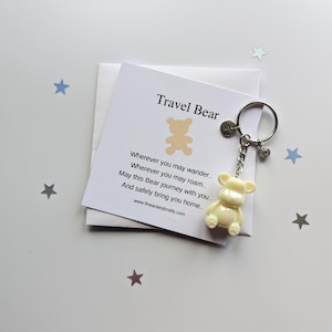 Reisebär Schlüsselanhänger personalisiert, Geburtstag Geschenkidee für einen Freund, Bärchen Schlüsselanhänger, Glücksbringer, Taschenanhänger
