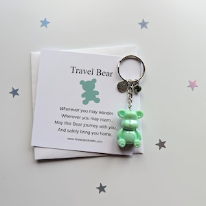 Hellgrüner Reisebär-Schlüsselanhänger, personalisiert, Geburtstagsgeschenkidee für einen Freund, Reisebegleiter, Reise-Teddybär-Taschenanhänger, sicheres Reisen