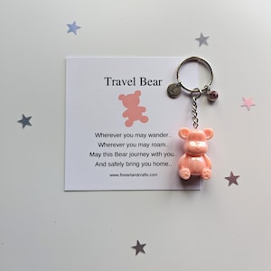 Peach Reisebär Schlüsselanhänger, personalisiert, Geburtstag Geschenkidee für Freund, Reisegeschenk, Glücksbringer, Teddybär Taschenanhänger, sichere Reisen