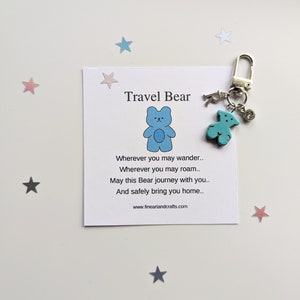 Reise Bär, personalisiertes Geschenk, Reise Geschenk, Teddybär Schlüsselanhänger, Bär Taschenanhänger, Geburtstag Geschenkidee, Glücksbringer, Freundschaftsgeschenk