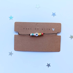 Initialenarmband, elastisches Armband, Perlenarmband, Geschenk für einen Freund, Freundschaftsarmband, personalisierter Schmuck, bunt