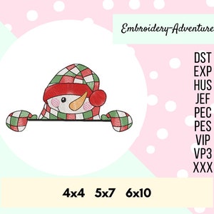 Peut inclure: Motif brodé d'un bonhomme de neige qui regarde par-dessus une bannière. Le bonhomme de neige porte un chapeau et une écharpe en tissu écossais rouge et vert. Le motif est disponible dans les tailles 4x4, 5x7 et 6x10 pouces. Le motif est disponible dans les formats DST, EXP, HUS, JEF, PEC, PES, VIP, VP3 et XXX.