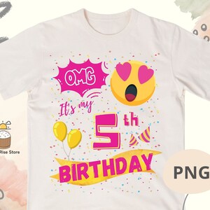 K&ouml;nnte beinhalten: Wei&szlig;es T-Shirt mit einem pinkfarbenen und gelben Design, auf dem "OMG It's my 5th Birthday" steht. Das Design enth&auml;lt ein gelbes Smiley-Gesicht mit pinkfarbenen Herzen als Augen und Konfetti.