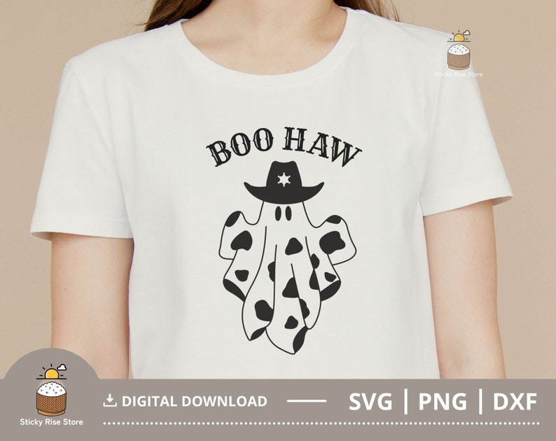 Puede incluir: Camiseta blanca con un fantasma blanco y negro que lleva un sombrero de vaquero. El texto "BOO HAW" est&aacute; por encima del fantasma.