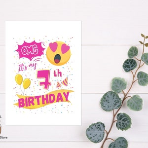 K&ouml;nnte beinhalten: Eine wei&szlig;e Karte mit einem rosafarbenen und gelben Geburtstagsdesign. Die Karte sagt "OMG es ist mein 4. Geburtstag" mit einem gelben Smiley mit rosa Herzen als Augen.