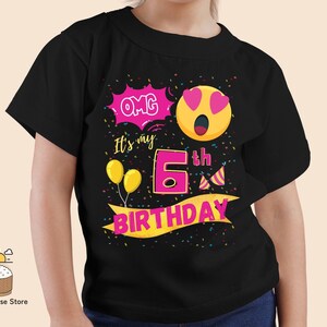 K&ouml;nnte beinhalten: Ein schwarzes T-Shirt mit einem pinkfarbenen und gelben Design, auf dem "OMG It's my 6th Birthday" steht. Das Design enth&auml;lt eine pinkfarbene Zahl 6, ein gelbes Smiley mit Herzen als Augen und Konfetti.