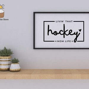 Może przedstawiać: Czarno-biała drukowalna grafika ścienna z tekstem "Livin' that hockey mom life."