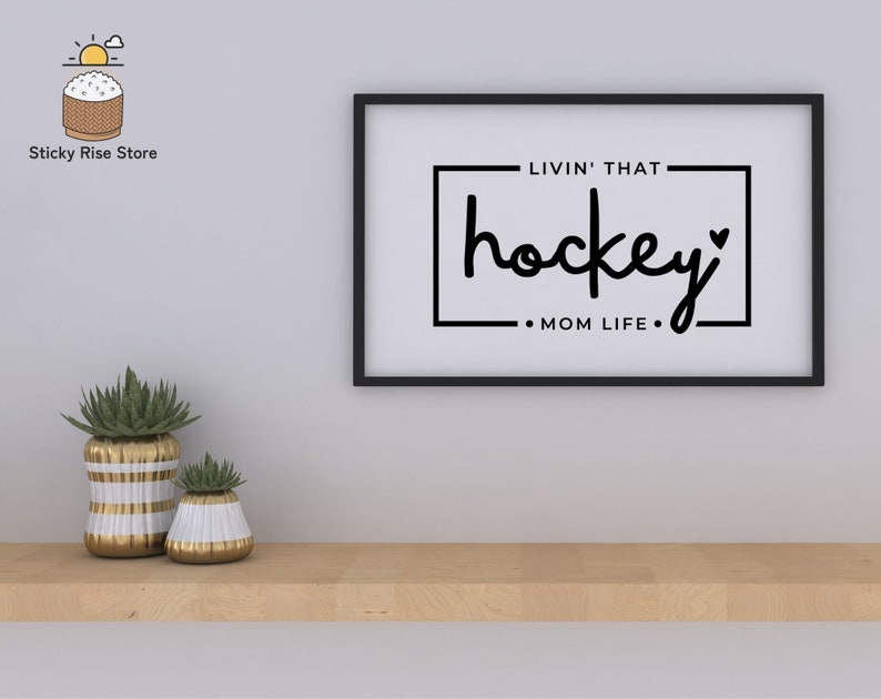 Może przedstawiać: Czarno-biała drukowalna grafika ścienna z tekstem "Livin' that hockey mom life."
