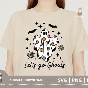 Pu&ograve; includere: Una maglietta beige con un fantasma floreale e la scritta "Let's go Ghouls".