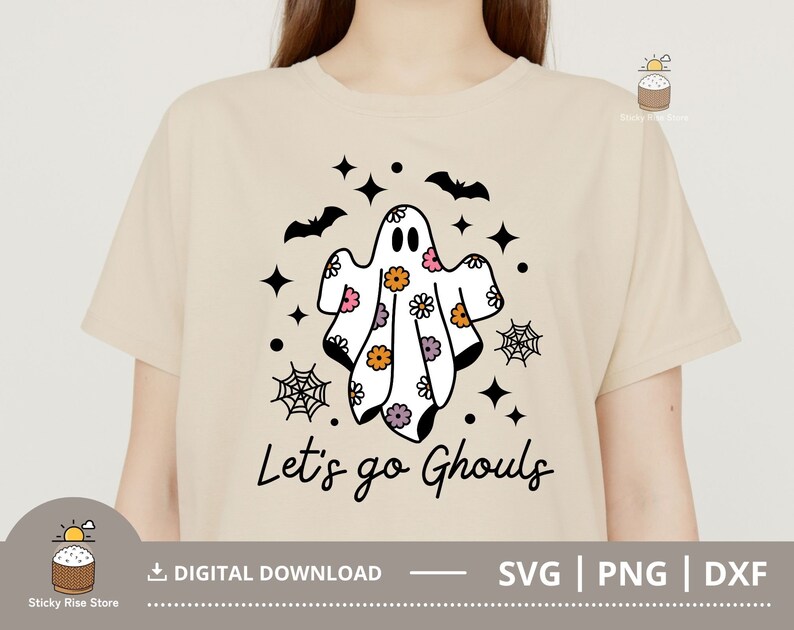 Pu&ograve; includere: Una maglietta beige con un fantasma floreale e la scritta "Let's go Ghouls".