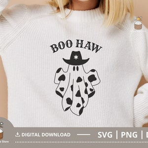 Puede incluir: Sudadera blanca con un fantasma blanco y negro con un sombrero de vaquero y el texto "BOO HAW".