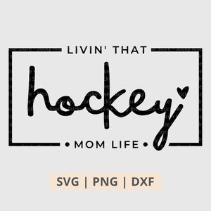 Może przedstawiać: Czarno-biały projekt graficzny z tekstem "Livin' That Hockey Mom Life." w kwadratowej ramce.