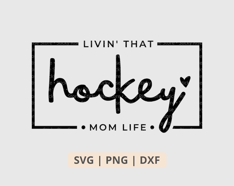 Może przedstawiać: Czarno-biały projekt graficzny z tekstem "Livin' That Hockey Mom Life." w kwadratowej ramce.