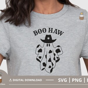 Puede incluir: Una camiseta gris con un fantasma blanco y negro que lleva un sombrero de vaquero y el texto "BOO HAW".