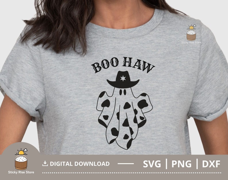 Puede incluir: Una camiseta gris con un fantasma blanco y negro que lleva un sombrero de vaquero y el texto "BOO HAW".