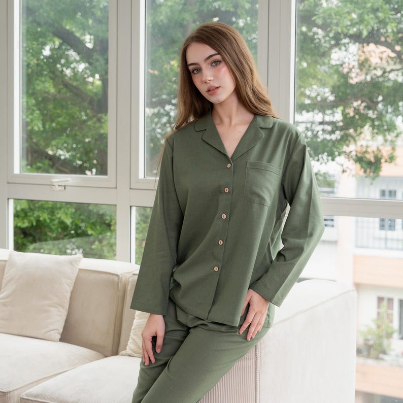 Op de afbeelding: Olijfgroene pyjamaset. De set bevat een overhemd met lange mouwen en knopen, een borstzak en een bijpassende broek. De pyjama is gemaakt van een zachte, comfortabele stof. Perfect om in te loungen of te slapen.