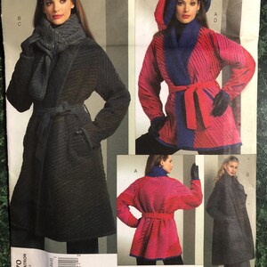 Puede incluir: Patrón Vogue American Designer V1070 con abrigo y chaqueta acolchados. La imagen muestra a una mujer con un abrigo negro con bufanda a juego y una chaqueta roja y azul con cinturón. El patrón incluye tallas XS a M.
