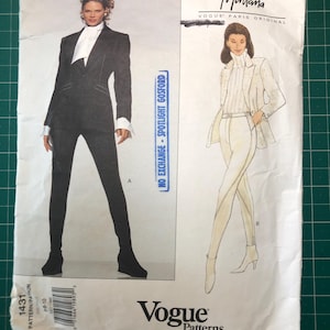 Pode incluir: Um padrão de costura vintage Vogue Patterns para um macacão. O padrão é para um macacão preto com gola branca e um macacão branco com gola branca. O padrão é etiquetado como "Montana" e "Vogue Paris Original".