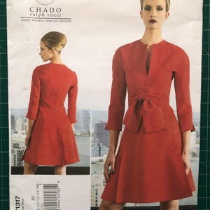 Pode incluir: Um padrão de costura para um vestido vermelho com laço na cintura e mangas três quartos. O padrão apresenta vistas frontal e traseira do vestido, com o texto "CHADO ralph rucci" e "VOGUE PATTERNS AMERICAN DESIGNER".