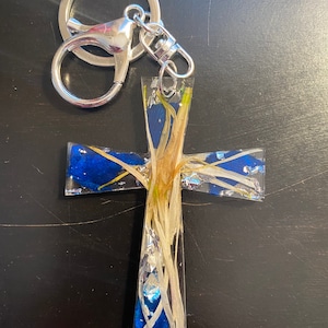 Funeral Flowers/Wedding Flowers in Resin/Keepsake Cross/Cherished Flowers/Funeral Memorial/Wedding flowers/Cross Keychain/Ornament